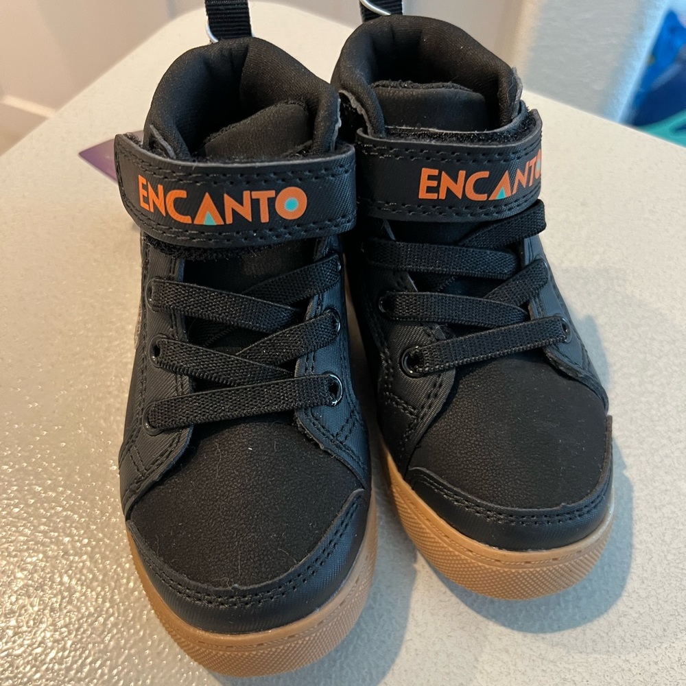 Encanto boys boot size 7 NWT